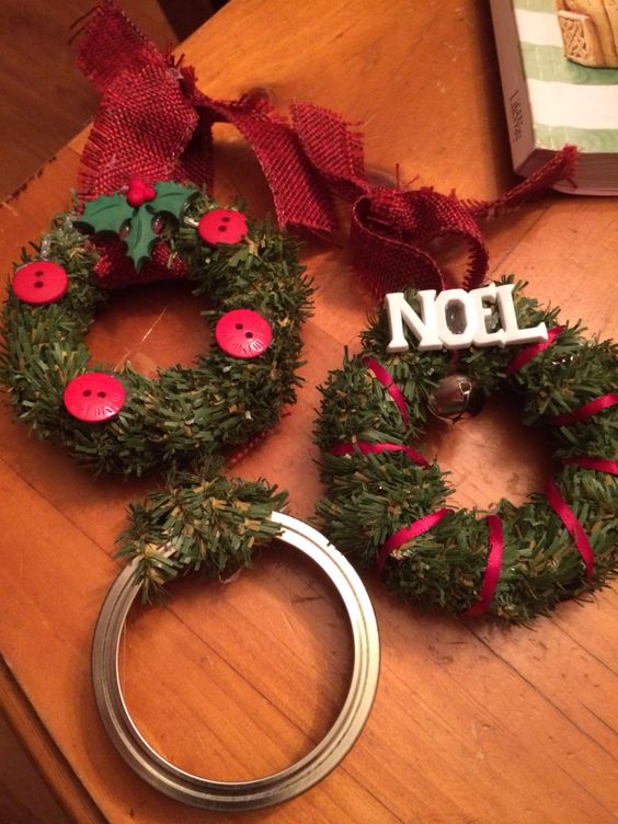 Mason Jar Lid Wreaths Made out of Pine Pipe Cleaners and Buttons. 