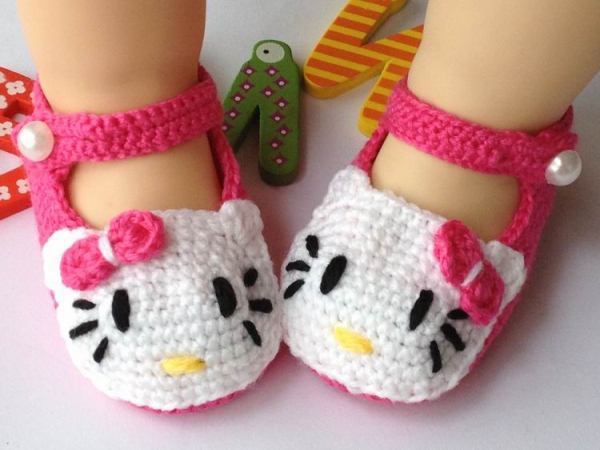 Hello Kitty Crochet Slippers. 