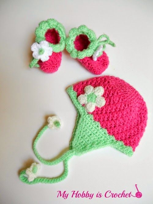 Blooming Strawberry Crochet Baby Booties. 