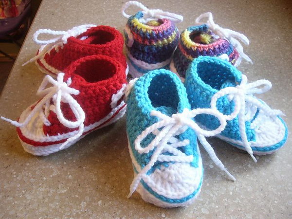 Crochet Baby Converse Booties. 