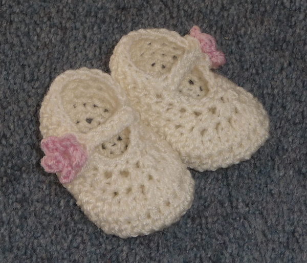 Crochet Dainty Mary Jane Baby Slippers. 