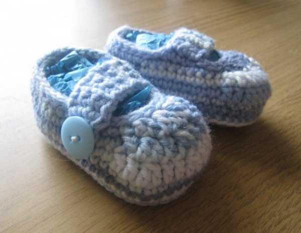 Simple Crochet Baby Booties. 