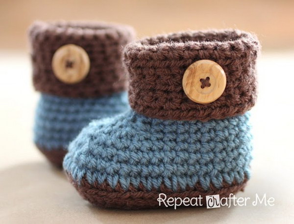 Crochet Cuffed Baby Booties. 