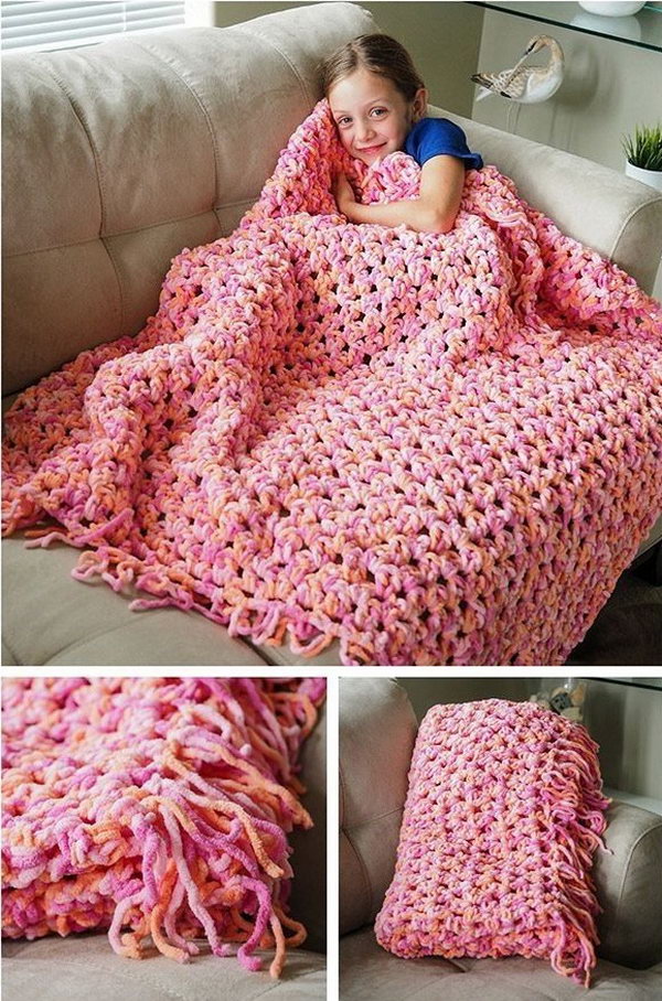 Crochet Sofa Blanket. Beginner crochet pattern that looks great in any home and makes a great gift for Mother's Day! 