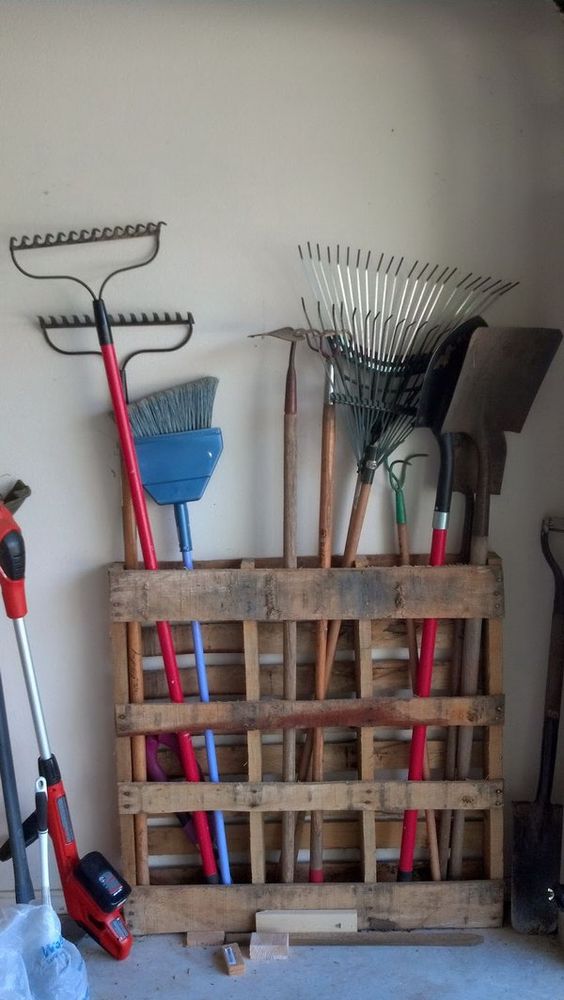 15 Minutes Pallet Project: Long Handled Garage Tools Storage. 