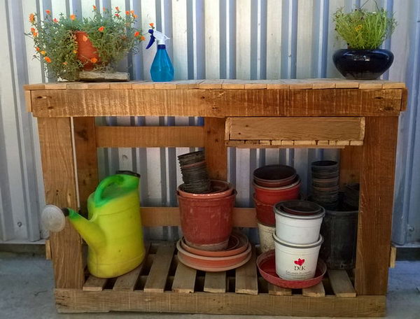 Make A Basic Gardening Table Out Of Old Pallets. 