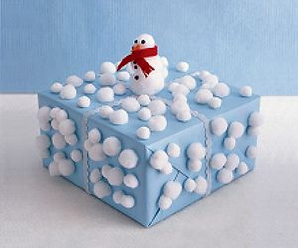 DIY Pom-Pom Snowman Wrapping Paper . 