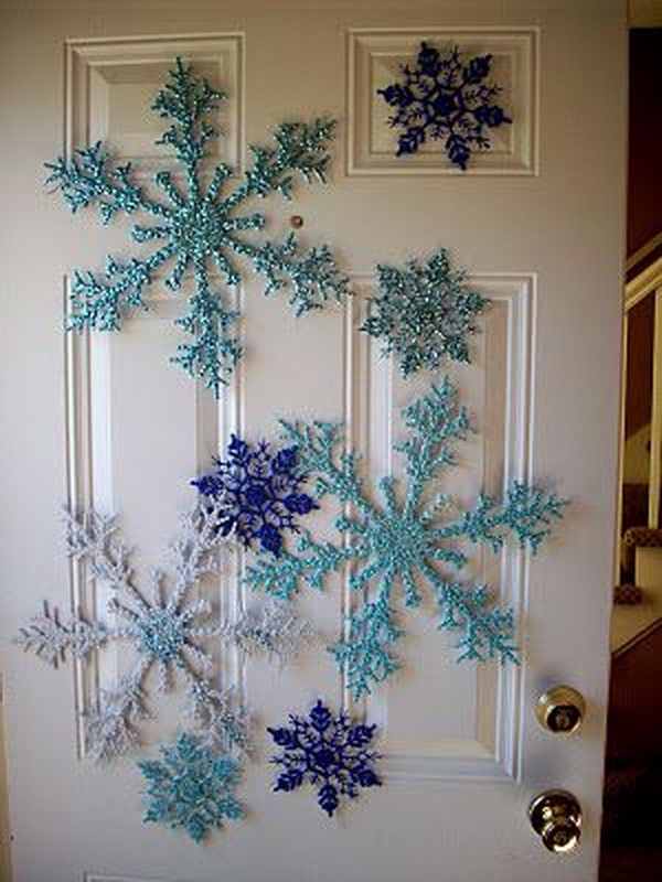 Easy Glitter Snowflakes Door Décor. 