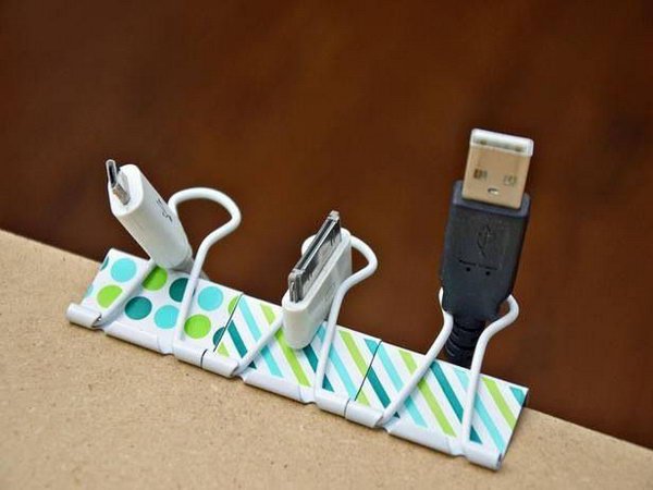 Use binder clips to organize cords Put your binder clips on the table and keep your cords well organized. 