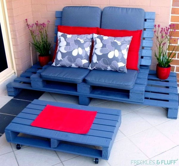 DIY Wooden Pallet Chillout Lounge. Get the tutorial 