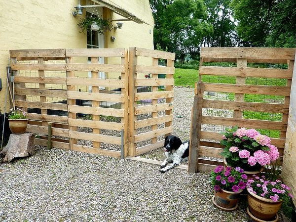 DIY Pallet Fence. Get the tutorial 