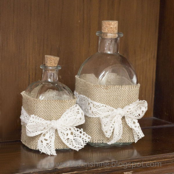 Shabby Chic Bottle Decoration. Get the tutorial 