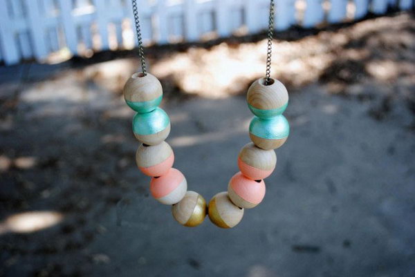 Color-Dipped Wooden Beads. Check out the tutorial 